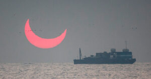 Read more about the article Beautiful pictures of sunrise during a solar eclipse